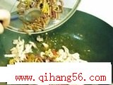 美女厨房的蕨菜炒肉丝
