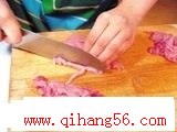 美女厨房的蕨菜炒肉丝