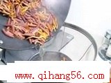 美女厨房的蕨菜炒肉丝