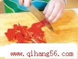 美女厨房的蕨菜炒肉丝